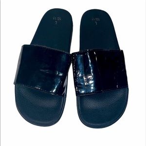 Black patent leather shiny slip on slides L 10/11